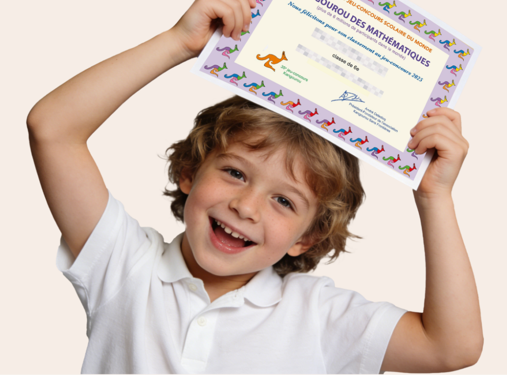 Enfant français avec son diplôme du Kangourou des Mathématiques